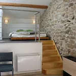 Au Chateau De Bed & Breakfast