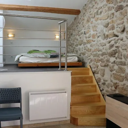 Au Chateau De Bed & Breakfast