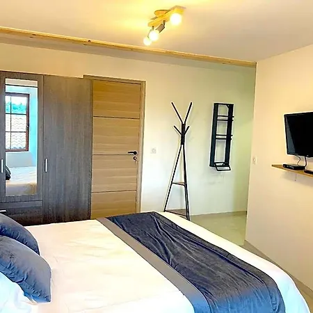 Au Chateau De Bed & Breakfast