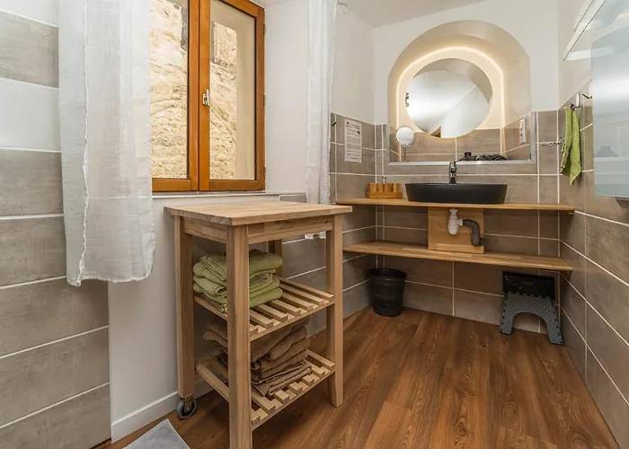 Au Chateau De Bed & Breakfast